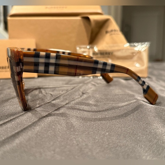 Burberry Kitty BE4364 396713 Sunglasses. NWOT & FULL INCLUSION - Picture 10 of 16